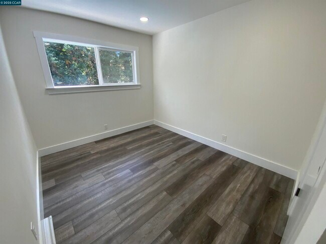 Building Photo - 632 Everett Dr