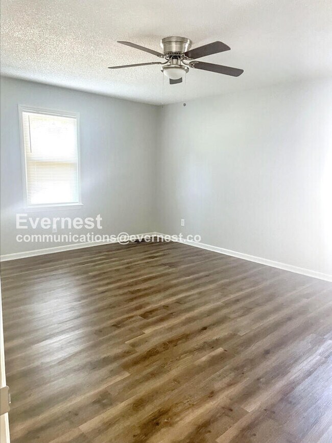 Building Photo - 3 Bed/3 Bed Home with Laundry Hookups / Pe...
