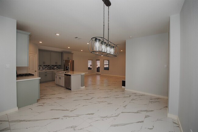 Building Photo - 15223 Mayflower St