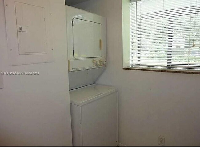 Building Photo - 514 Gardens Dr