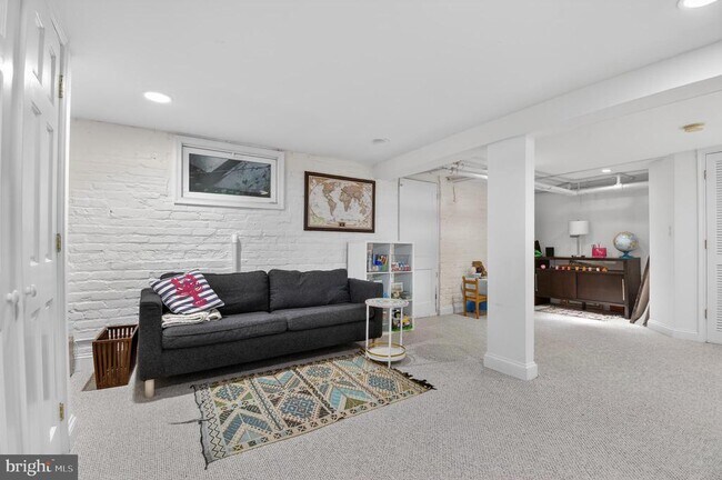 Building Photo - 3005 McKinley St NW