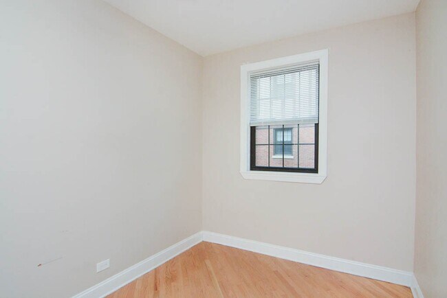 Building Photo - 899 Green Bay Rd