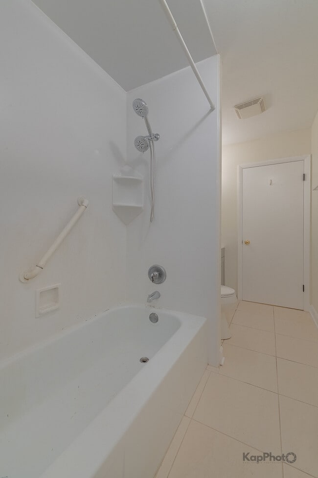 Building Photo - 102 N Waterford Dr