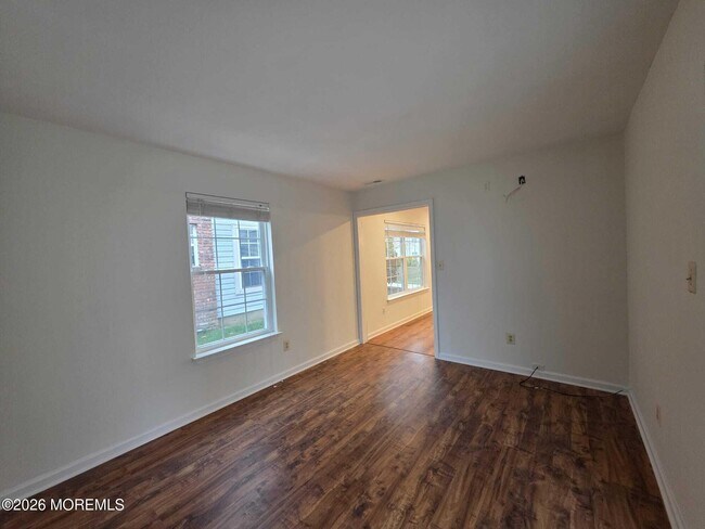 Building Photo - 129 Tulip Ln