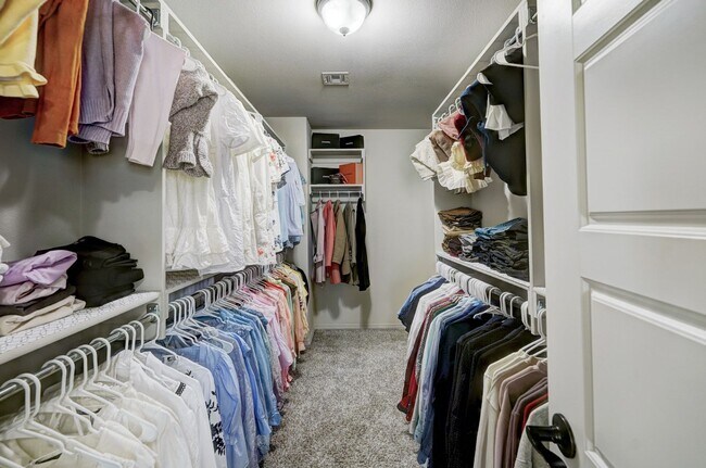 Building Photo - Beautiful Fully Furnished Home in Broken Arrow!