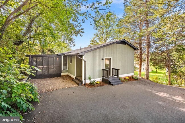 Building Photo - 862 Carrier Dr