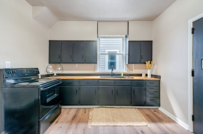 Building Photo - Beautiful 3 bedroom home in Aliquippa available August 1!