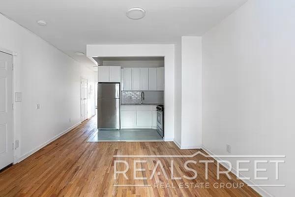 Building Photo - Bright & Modern 3BD/2BA Top-Floor Unit wit...