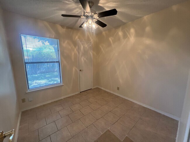 Building Photo - 9951 Echo Plain Dr
