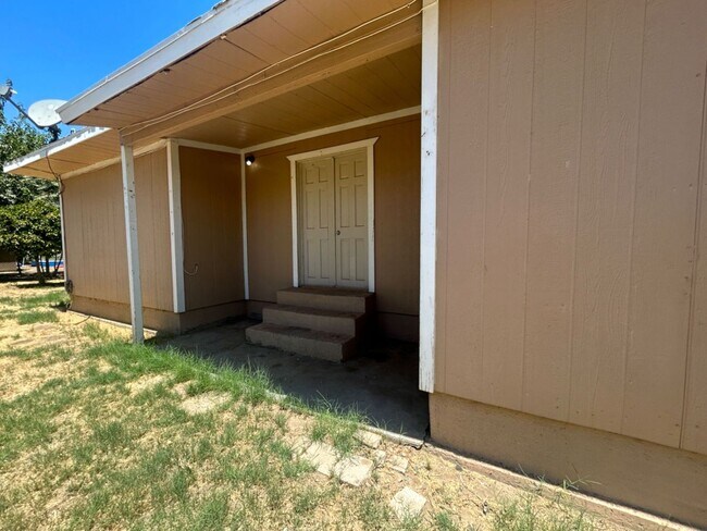 Building Photo - Cozy Apartment in Arvin Awaits Your Arriva...