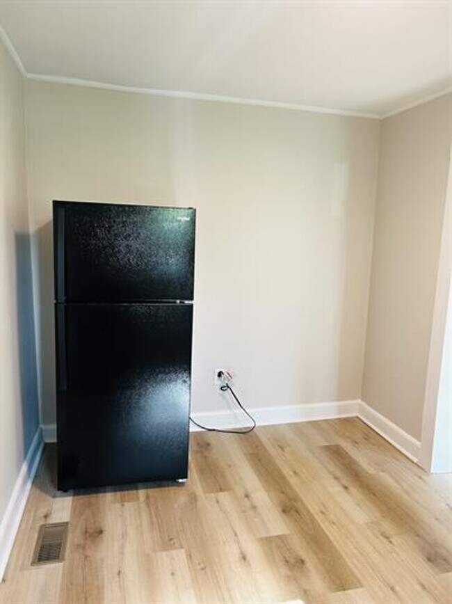 Building Photo - 3/2 Available Now!