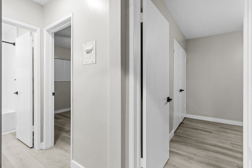 Building Photo - 113 S Lillie Ave