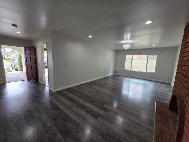 Building Photo - SPACIOUS 4BD/2BA WITH GARAGE, LAUNDRY AND ...