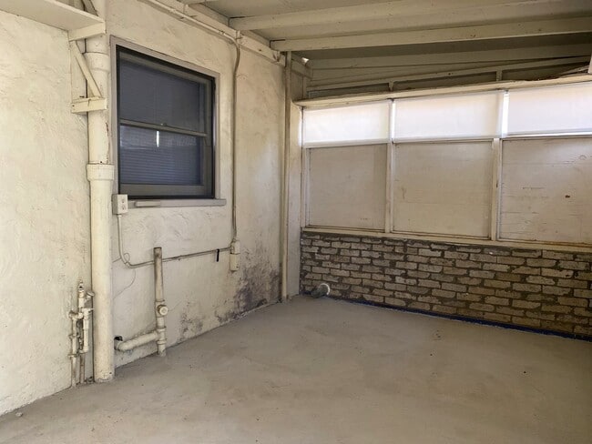 Building Photo - Lovely 2-bdrm./1-bath home with bonus room available now!