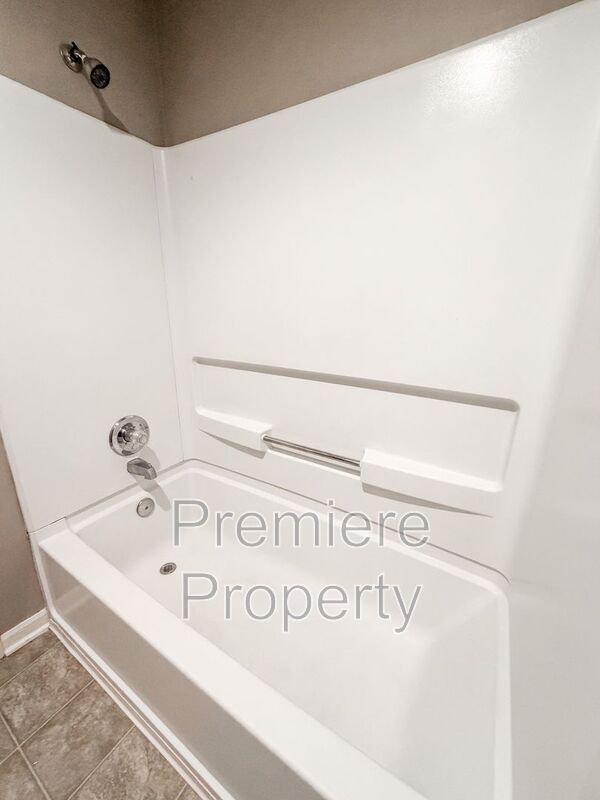 Building Photo - 264 N Hedge Ln