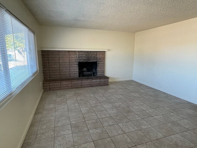Building Photo - Apple Valley Home 4 Bedrooms, 2 Bathrooms,...