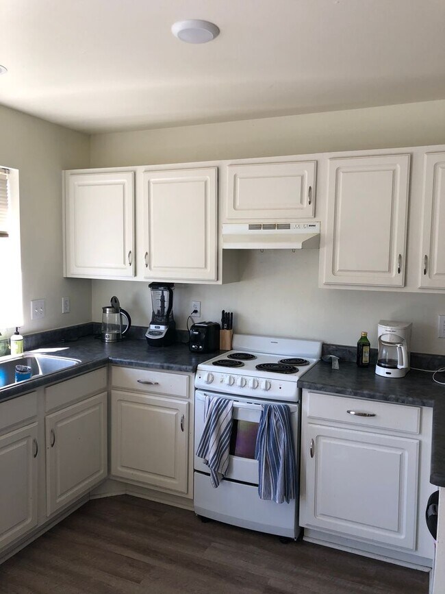 Building Photo - 4 Bedroom Townhome in Hawks Ridge