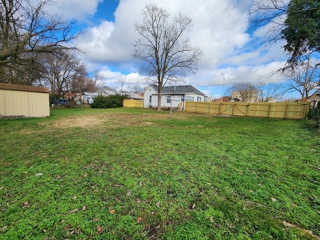 Building Photo - Spacious 3-Bedroom, 1-Bathroom Home AVAILABLE NOW!!