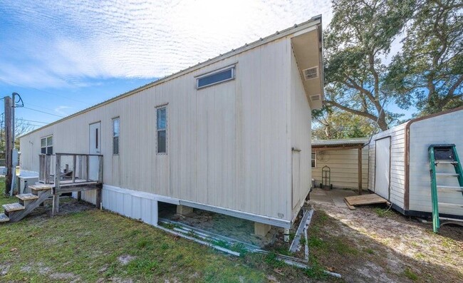 Building Photo - 351 Palm Dr