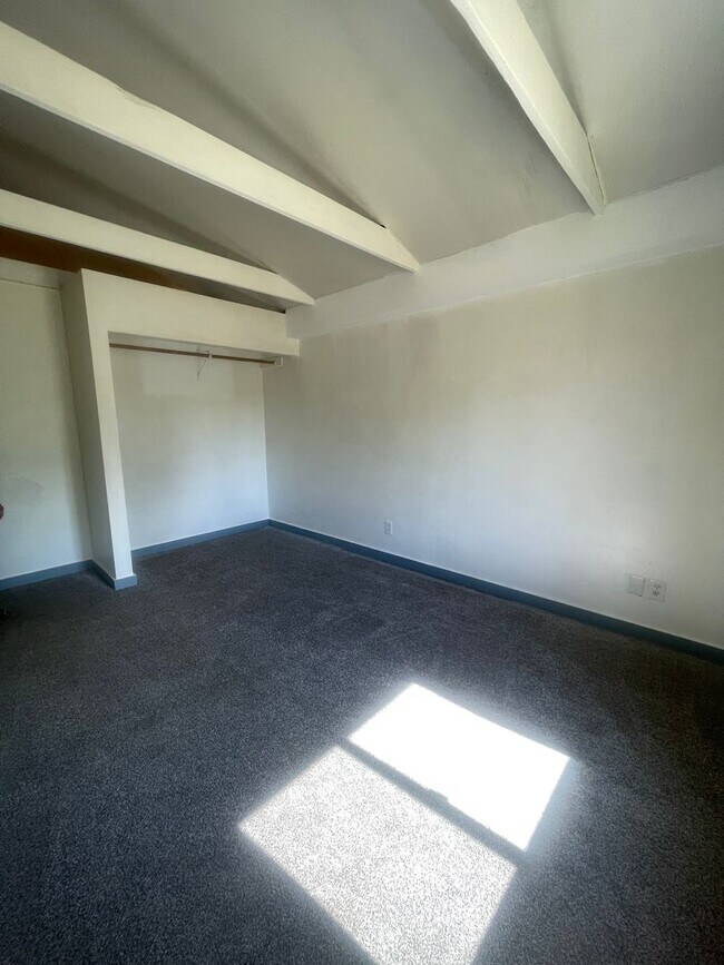Building Photo - Cute Ranch style 3 bedroom home on an acre!