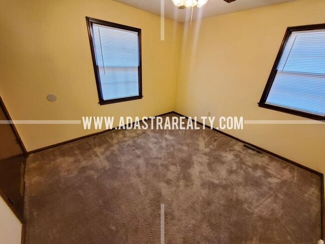 Building Photo - Very Nice Home in South KCMO-Available NOW!!