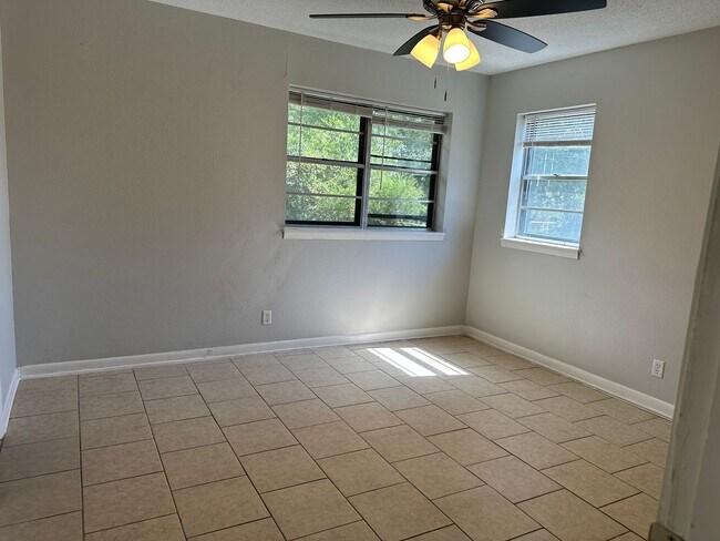 Building Photo - 422 Hardee Dr