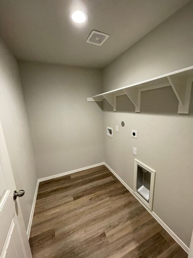 Building Photo - 727 Long Cedar Dr