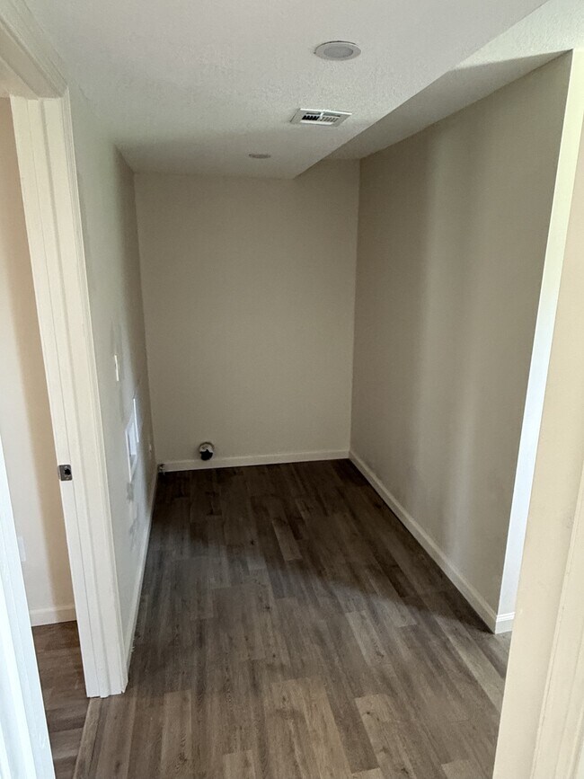 Building Photo - 42 Halsey Dr
