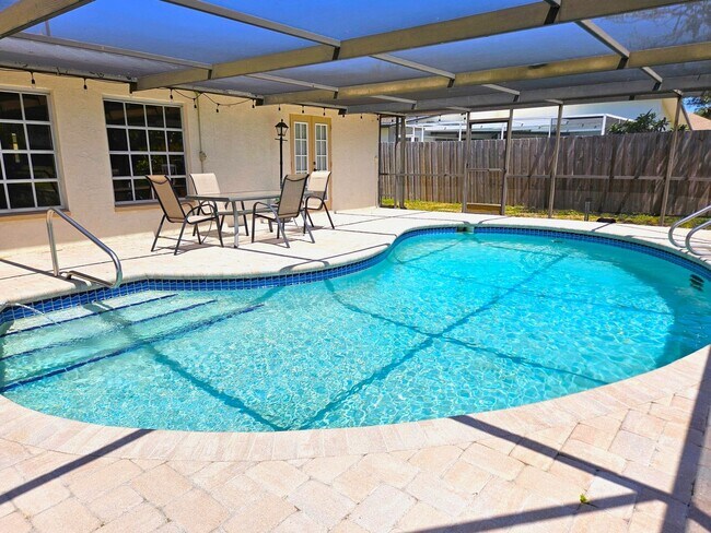 Building Photo - Seasonal Short-Term Single-Family Heated Pool Home located in Venice Gardens!