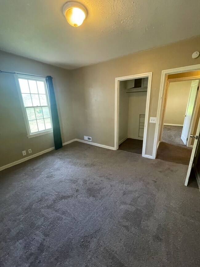 Building Photo - Swan Street Triplex