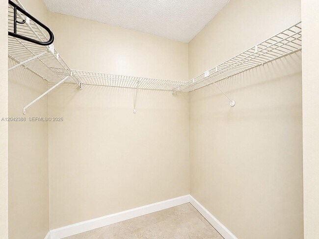 Building Photo - 14421 N Kendall Dr