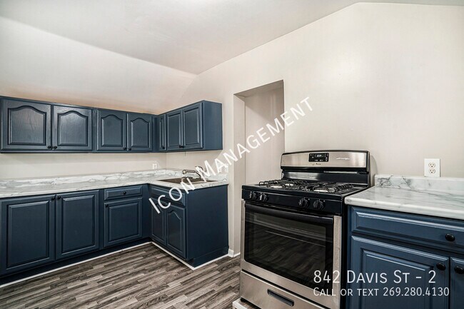 Building Photo - 842 Davis St
