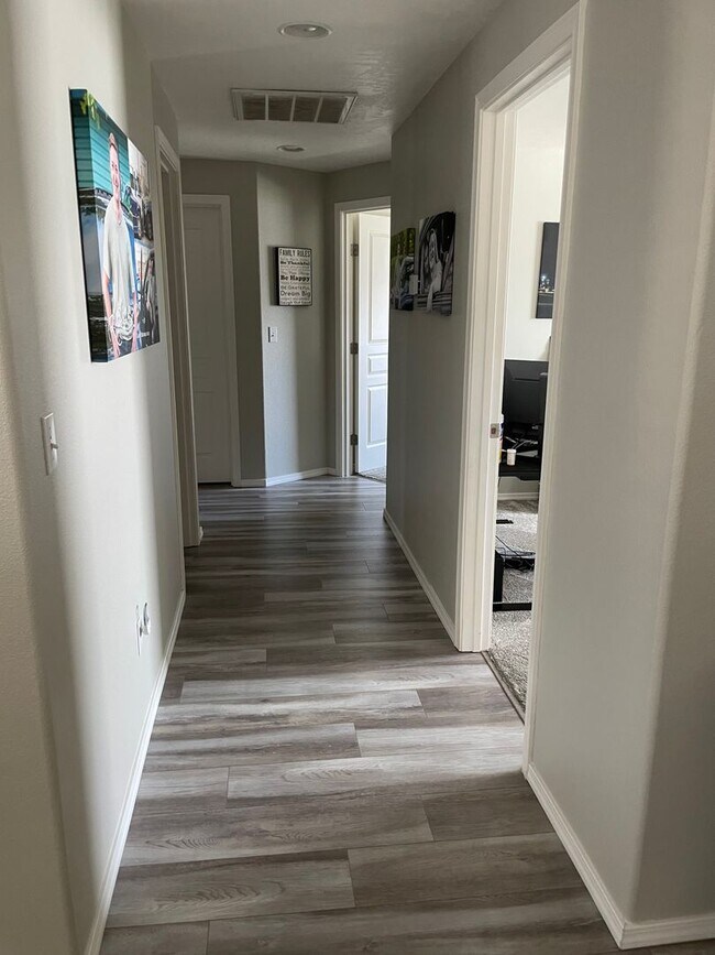 Building Photo - Pet Friendly Home in Desirable Neighborhood!