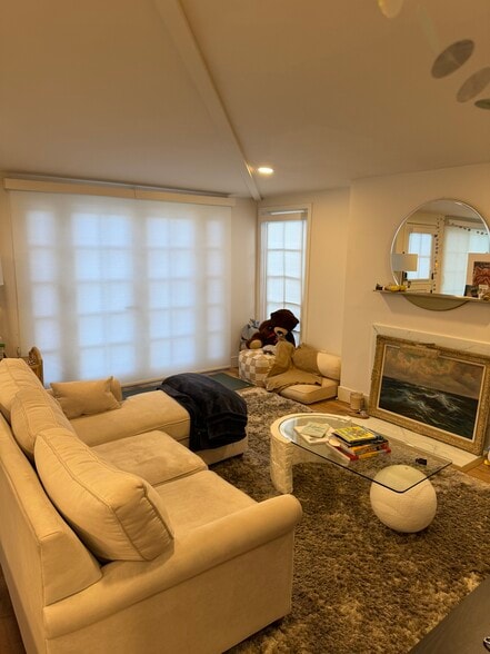 Building Photo - 511 Poinsettia Ave