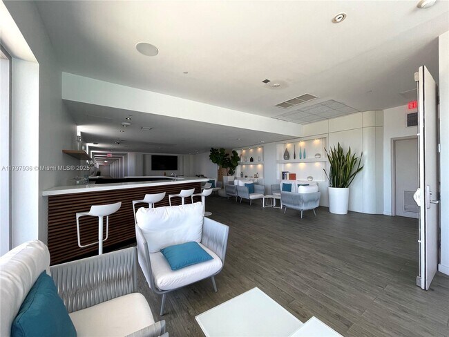 Building Photo - 2600 E Hallandale Beach Blvd