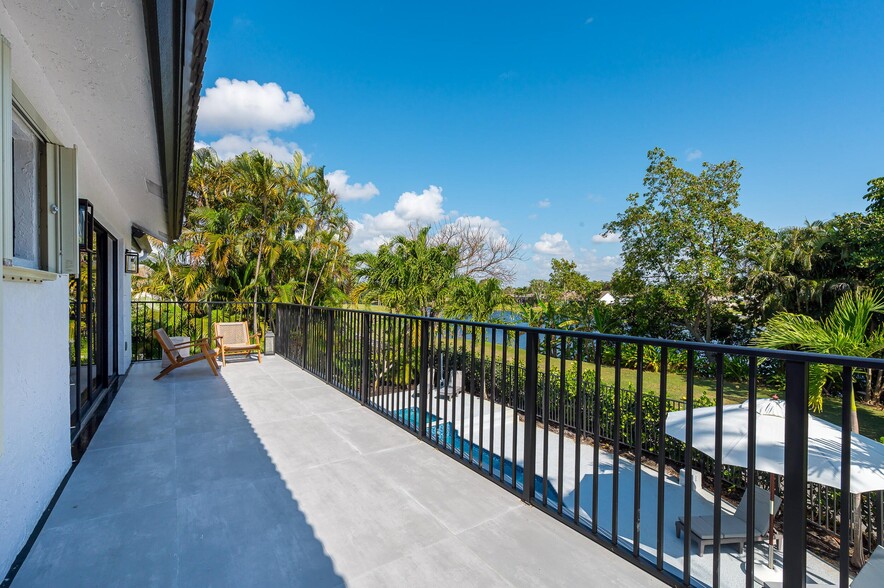 Building Photo - 3138 Lakeview Dr