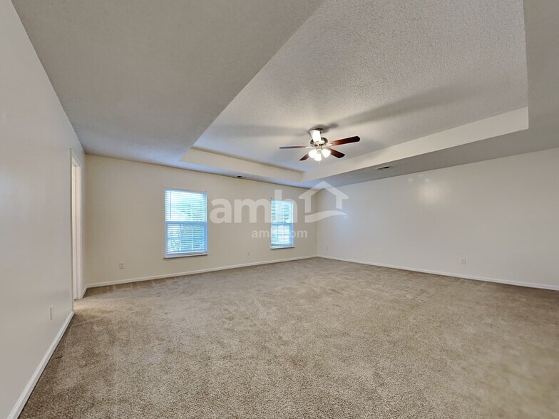 Building Photo - 303 Waylon Dr