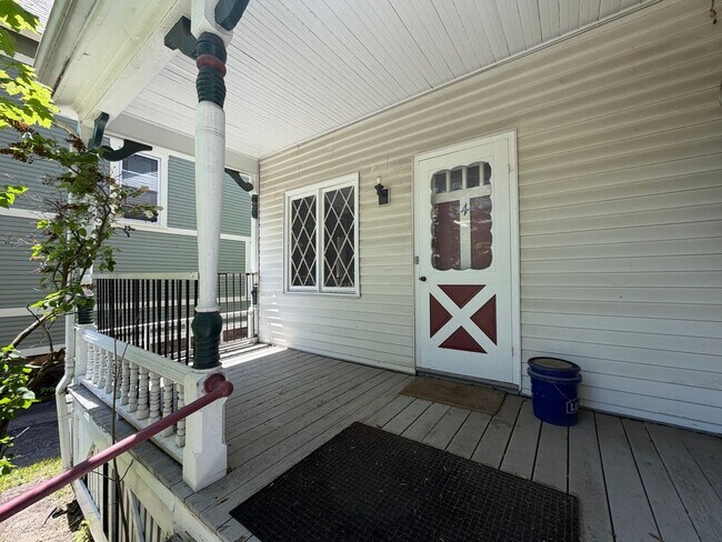 Building Photo - 3 Bedroom Apartment Superior South End Location Burlington Available 7/1