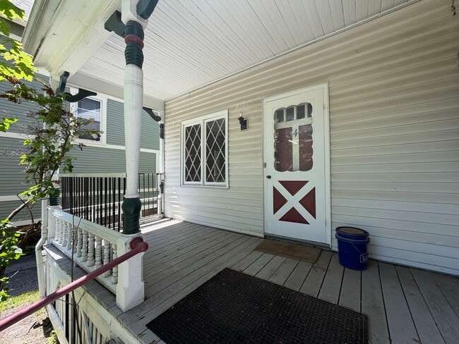 Building Photo - 3 Bedroom Apartment Superior South End Location Burlington Available 7/1! OFF STREET PARKING + LA...