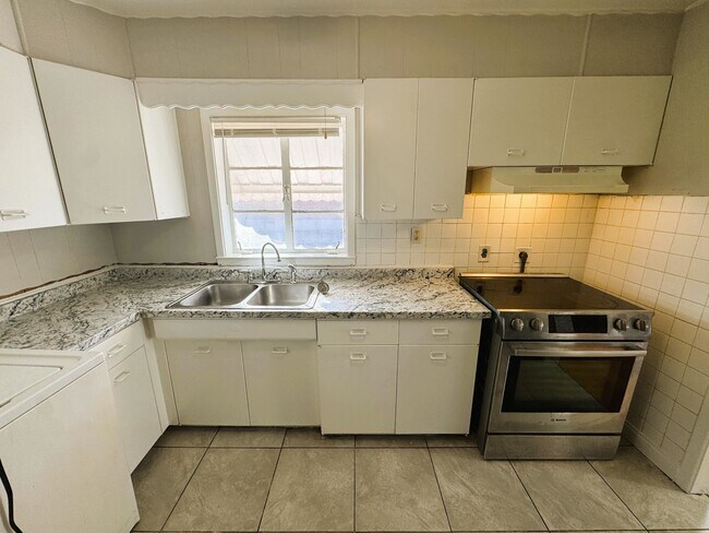 Building Photo - 830 Stratford Rd