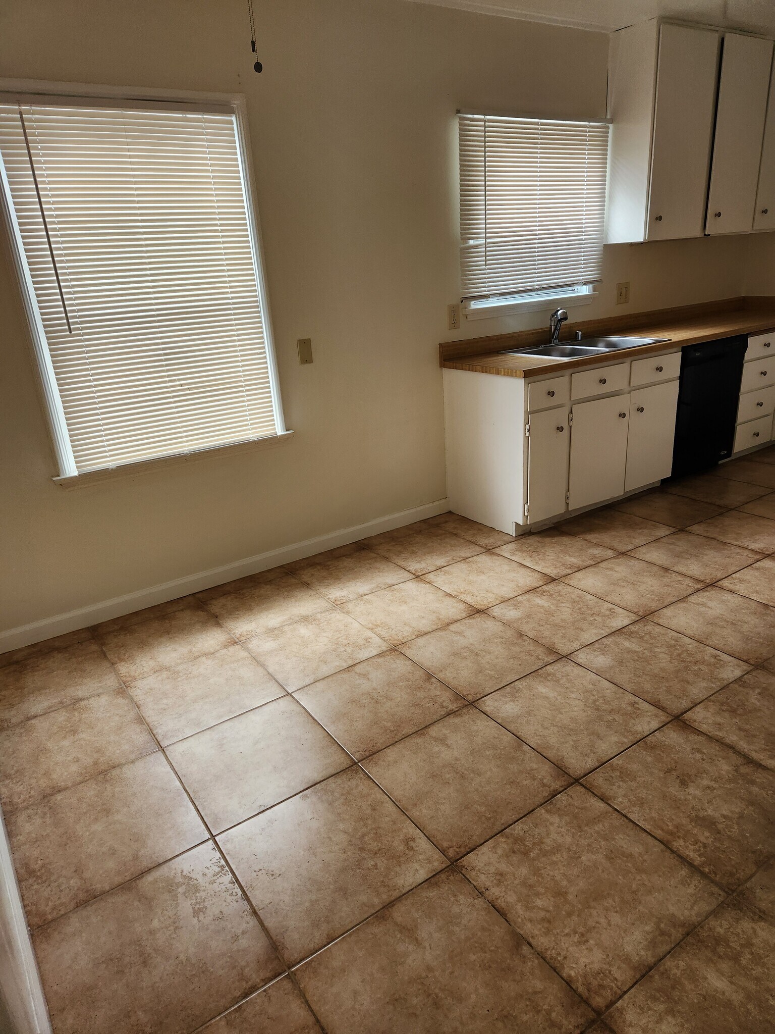 Eating area in kitchen - 14460 Dickens St