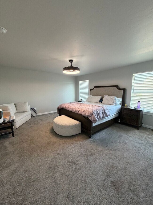 Building Photo - Stunning 4 Bedroom Home with Office and Loft!