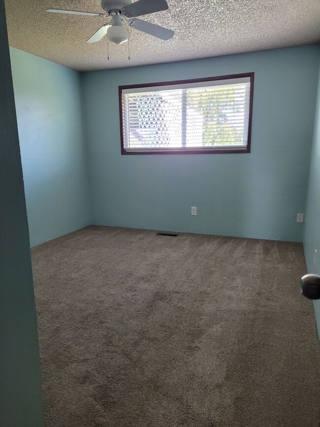 Building Photo - 3 bedrooms 2 bath