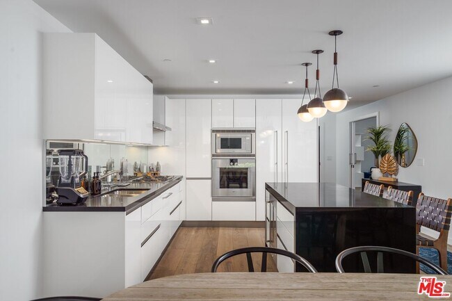 Building Photo - 9000 W 3rd St