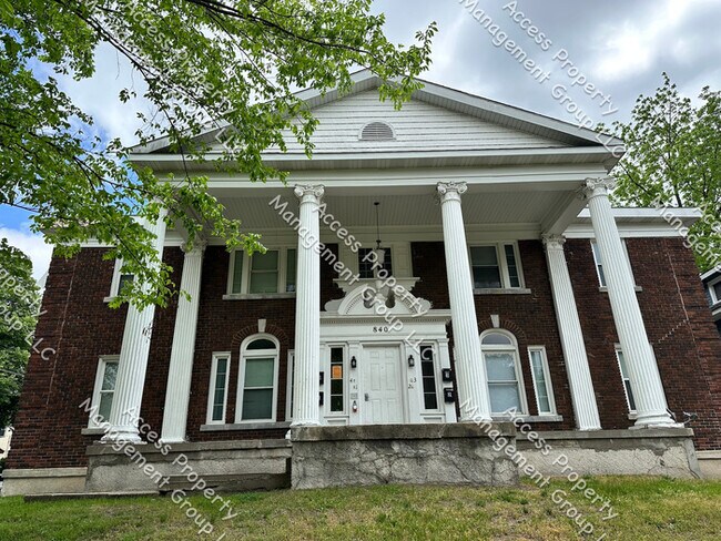 Building Photo - Large Upper 2 Bedroom SE Side Unit