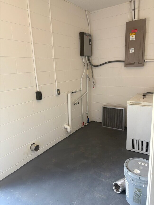 Building Photo - 212 Redbud Ln