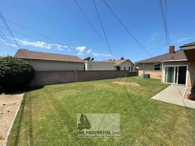 Building Photo - 1440 E Rose Ave