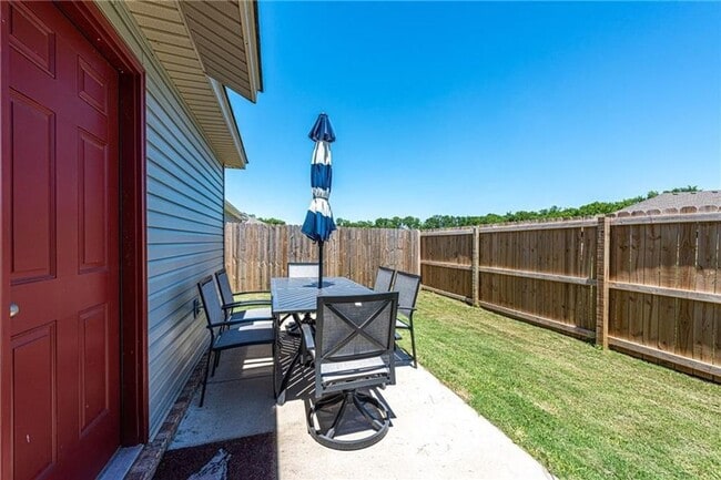 Building Photo - Fantastic 3 Bedroom Home