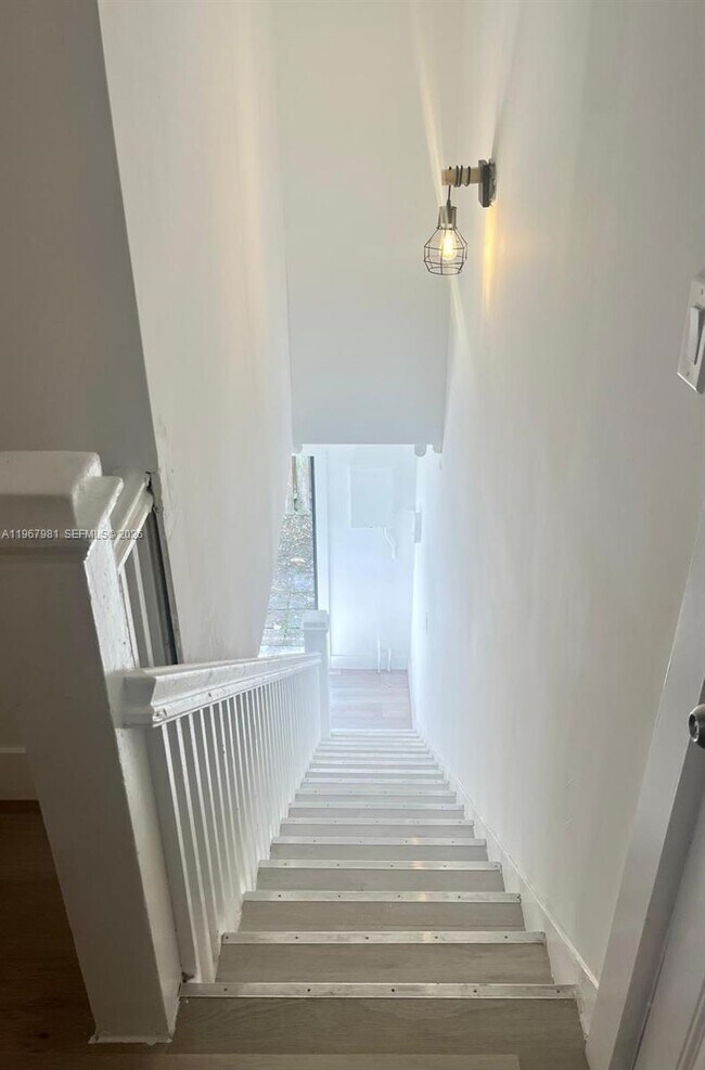 Building Photo - 842 Himmarshee St