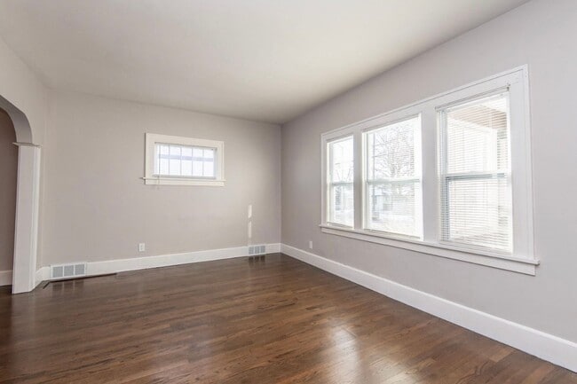 Building Photo - Spacious 3 Bedroom Single Family fenced in Yard, Racine!